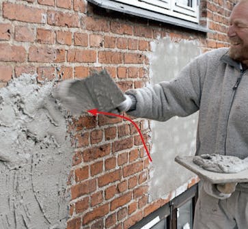 Tiiliseinän rappaus: Laasti lyödään seinään pieninä annoksina muurauskauhalla Tiiliseinän rappaus: Laasti lyödään seinään pieninä annoksina muurauskauhalla